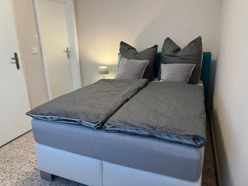 a bed with a blue headboard in a bedroom at Schöne Wohnung mit dem Garten in Jübek