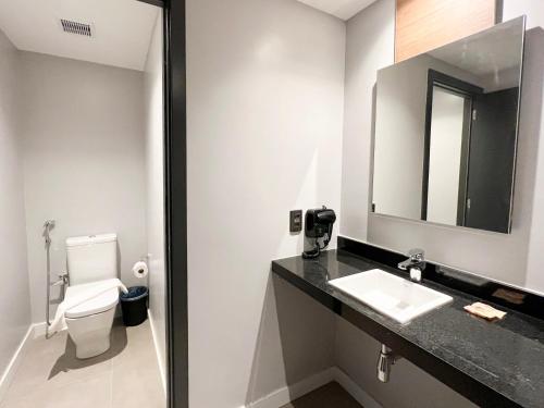 Un baño de ibis Styles Maceió Pajuçara
