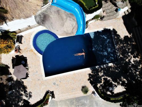an overhead view of a swimming pool with a boat in the water at Hostal Villa Cata in El Zaino