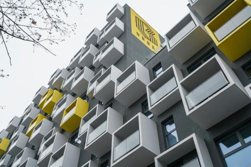 um edifício com um sinal amarelo em cima em Apartamenty Jaworska 4 Wrocław - MAMY WOLNE POKOJE ! em Breslávia
