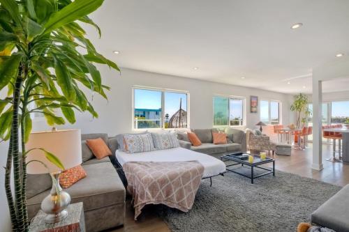 恩西尼塔斯的住宿－Ocean View, Luxury 2BR 2BA, Private Rooftop Patio，客厅配有沙发和桌子