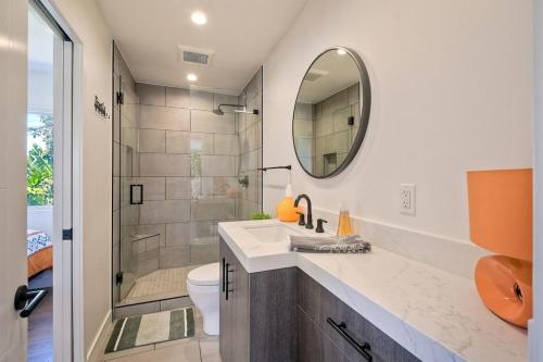 恩西尼塔斯的住宿－Ocean View, Luxury 2BR 2BA, Private Rooftop Patio，浴室配有盥洗盆和带镜子的淋浴