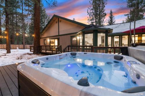Beary Cozy Retreat - Newly Remodeled with Hot Tub and Game Room in Prime  Location! cabin i Big Bear Lake – uppdaterade priser för 2023
