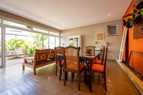 a dining room with a table and chairs at K1 RESIDENCE Taquaral in Campinas