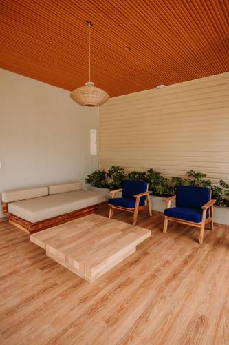 a room with a bed and two blue chairs at Dreamer Beach Club in San Andrés
