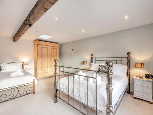 a bedroom with two beds in a room at The Old Barn in Weybourne