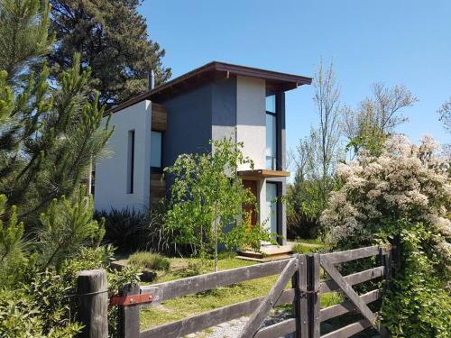 Cabaña moderna y luminosa rodeada de vegetación