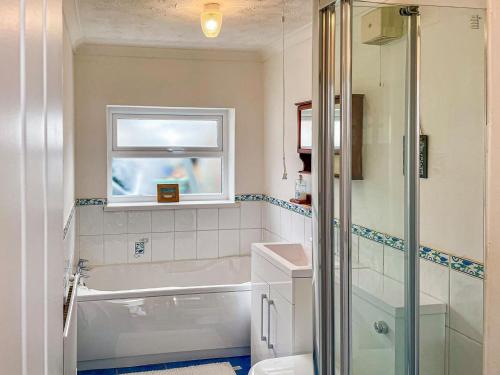 een badkamer met een bad, een toilet en een wastafel bij Gwens House in Melcombe Regis