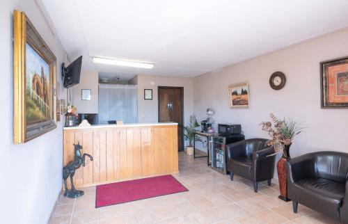 a living room with a counter and chairs and a kitchen at Lebo Inn in Lebo