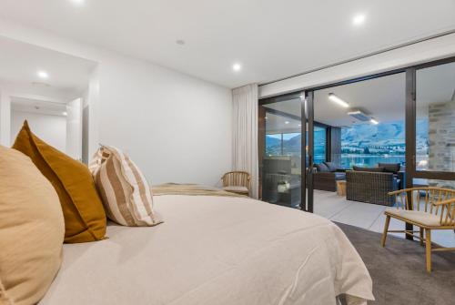 - une chambre avec un grand lit et un salon dans l'établissement The Rocks Apartment, à Wanaka