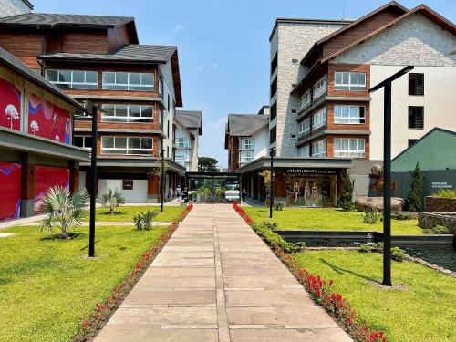 una pasarela frente a algunos edificios en Apartamentos Vita Boulevard CENTRO by Achei Gramado, en Gramado