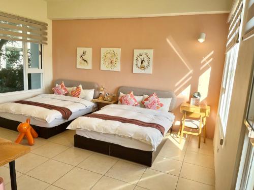 a bedroom with two beds and a window at Mei Jung B&B in Zhixue