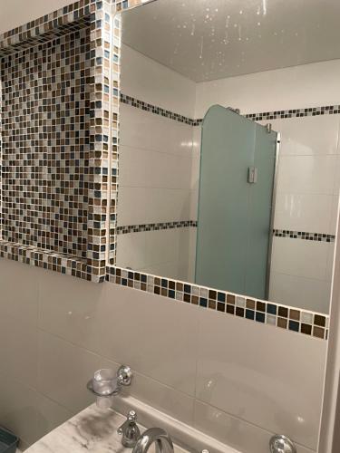La salle de bains est pourvue d'un miroir et d'un lavabo. dans l'établissement Corrientes Pora, à Corrientes