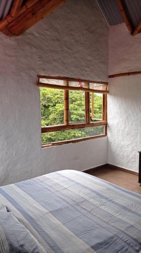 Katil atau katil-katil dalam bilik di Pinar del Río Eco Habitación con altillo cuadruple