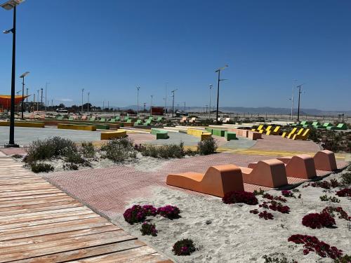 um parque com bancos e flores na areia em Cabaña en Caldera a 7 min Bahía Inglesa em Caldera