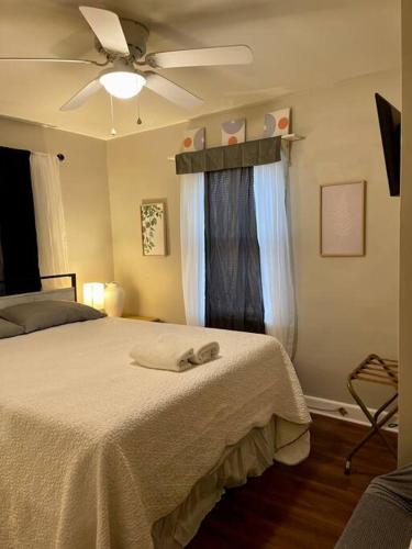 Ένα ή περισσότερα κρεβάτια σε δωμάτιο στο Comfort by The University & Waterfront