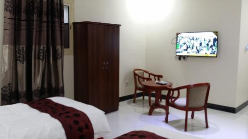 Televízia a/alebo spoločenská miestnosť v ubytovaní Hana Yanbu Hotel Apartments