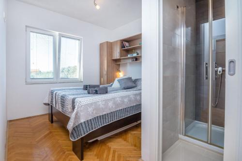 Posteľ alebo postele v izbe v ubytovaní Apartment Radovic Nives