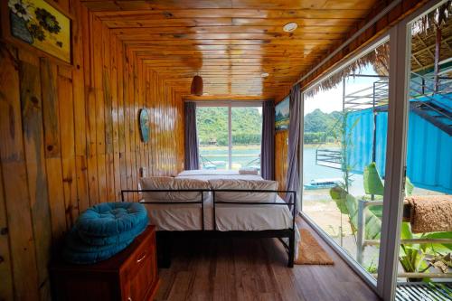 - une chambre avec un lit dans une pièce dotée d'une fenêtre dans l'établissement Phong Nha Memory Homestay, à Phong Nha