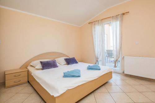 Postel nebo postele na pokoji v ubytování Apartments Hrskanovic