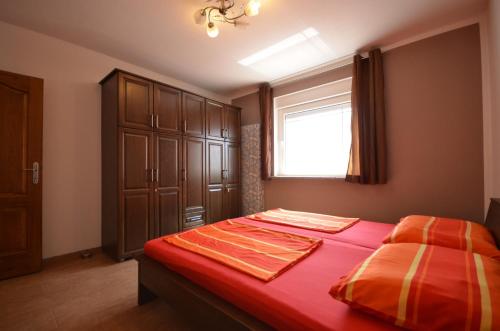 Postel nebo postele na pokoji v ubytování Apartments Komljen