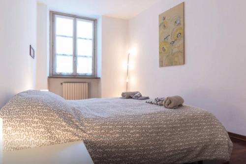 1 dormitorio con 1 cama en una habitación con ventana en De Lellis, en Turín