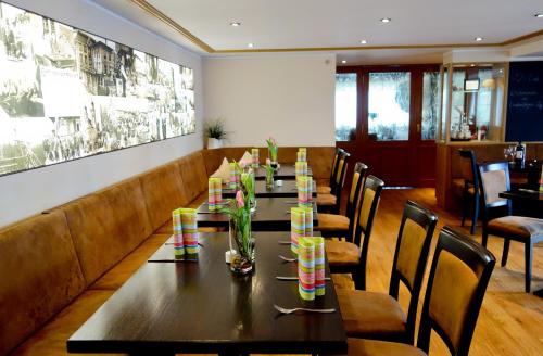 a dining room with a long table and chairs at Lindenberger Hof in Lindenberg im Allgäu