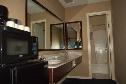 Bany a Golden Manor Inn & Suites