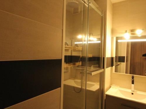 Ванна кімната в Appartement Bagnères-de-Luchon, 2 pièces, 6 personnes - FR-1-313-218