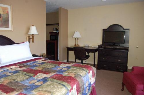 Ένα ή περισσότερα κρεβάτια σε δωμάτιο στο Golden Manor Inn & Suites