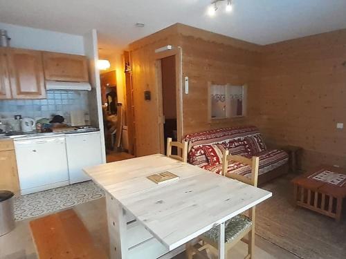 Photo de la galerie de l'établissement Studio cabine spacieux 4 pers, proche pistes et village, balcon et parking, Arêches-Beaufort - FR-1-342-295, à Beaufort