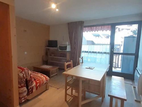 Photo de la galerie de l'établissement Studio cabine spacieux 4 pers, proche pistes et village, balcon et parking, Arêches-Beaufort - FR-1-342-295, à Beaufort