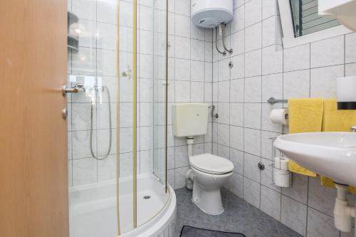 Kúpeľňa v ubytovaní Apartments Bojana