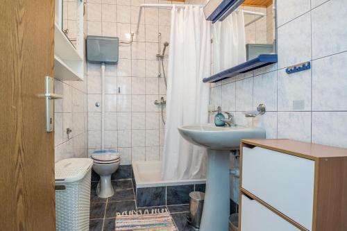 A bathroom at Apartment Nada