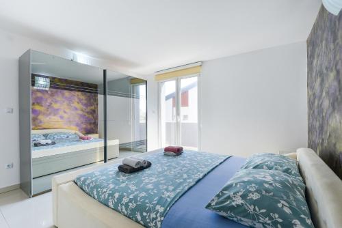 - une chambre avec un lit et une grande fenêtre dans l'établissement Apartments Mavracic, à Vir