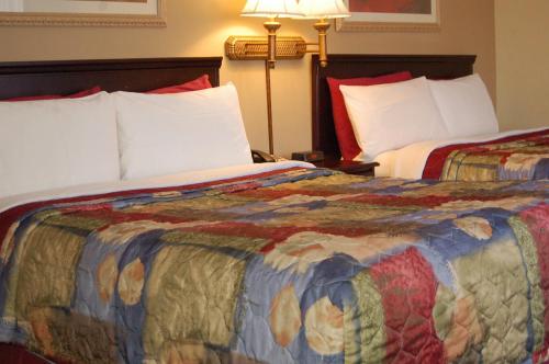 Ένα ή περισσότερα κρεβάτια σε δωμάτιο στο Golden Manor Inn & Suites