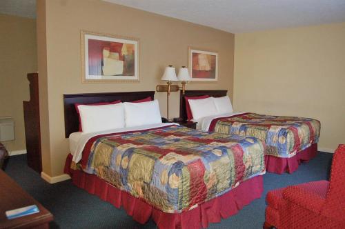 Ένα ή περισσότερα κρεβάτια σε δωμάτιο στο Golden Manor Inn & Suites