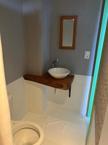 een badkamer met een wastafel en een toilet bij Locanda Ariramba in Santa Cruz Cabrália