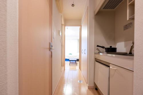 una cocina con fregadero y encimera en LUANA in BELUBEE, en Tokio