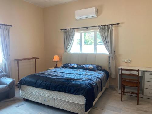 Postel nebo postele na pokoji v ubytování Melaka Beach Villa C Type