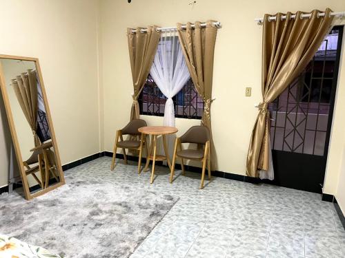 una camera con tavolo, sedie e finestra di Viet Hoang's House a Da Lat