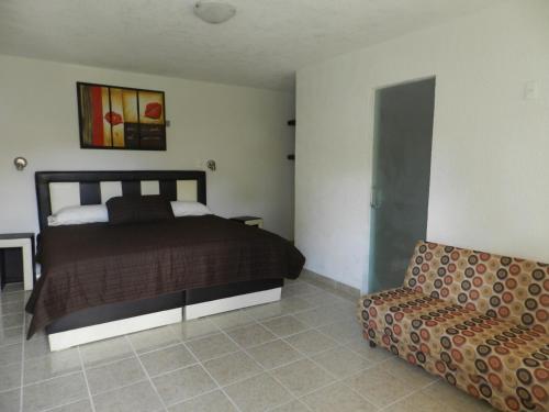 Un pat sau paturi într-o cameră la Hotel Finca los Girasoles