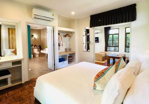 เตียงในห้องที่ Sirarun Resort