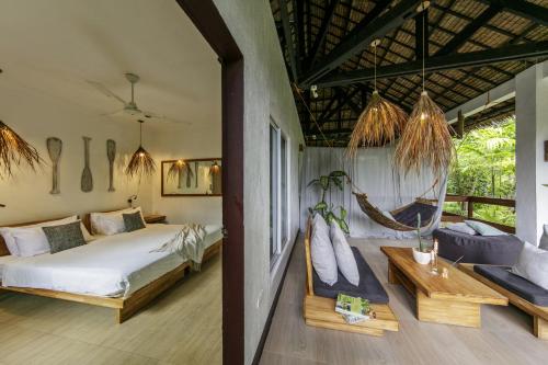 DaanbantayanにあるBuena Vida Resort and Spaのベッドルーム1室(ベッド1台、ハンモック付)