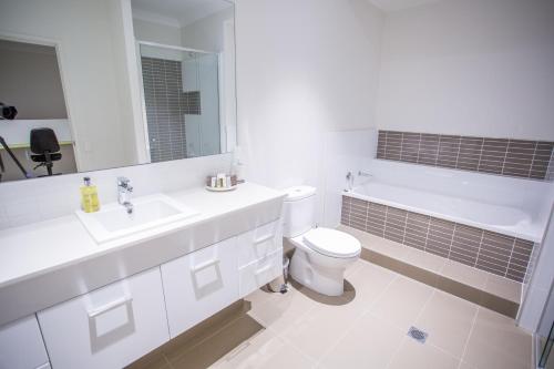 
A bathroom at Spinifex Motel and Serviced Apartments

