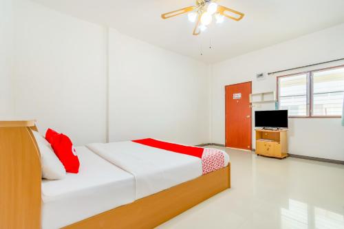 A bed or beds in a room at OYO 429 Billabong Resort Cha Am
