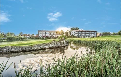 a view of the clubhouse at the golf course with a pond at Fewo Schloss Ludwigsburg in Kaschow