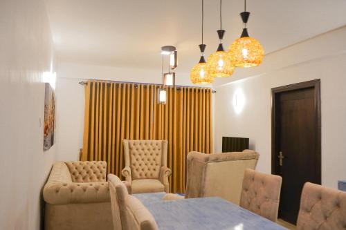 comedor con mesa y sillas en Vista Apartment Mariners Blue en Nuwara Eliya