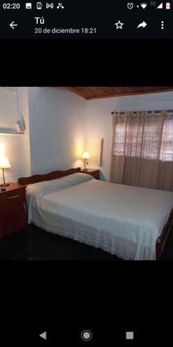 una imagen de un dormitorio con 1 cama y 2 lámparas en DEPTO FAMILIAR dolar billete dolar blue en Gualeguaychú