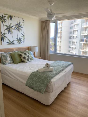 Un dormitorio con una cama con una toalla. en Oceania on Burleigh Beach en Gold Coast